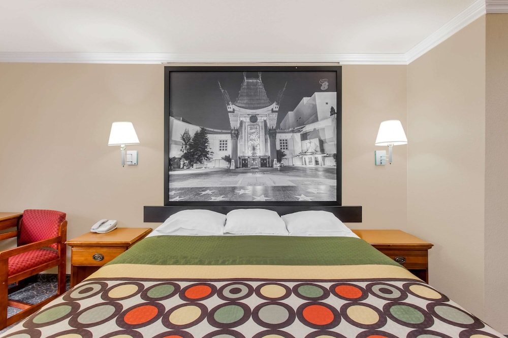 Super 8 by Wyndham Los Angeles Downtown — Hotel rooms in Los Angeles, California