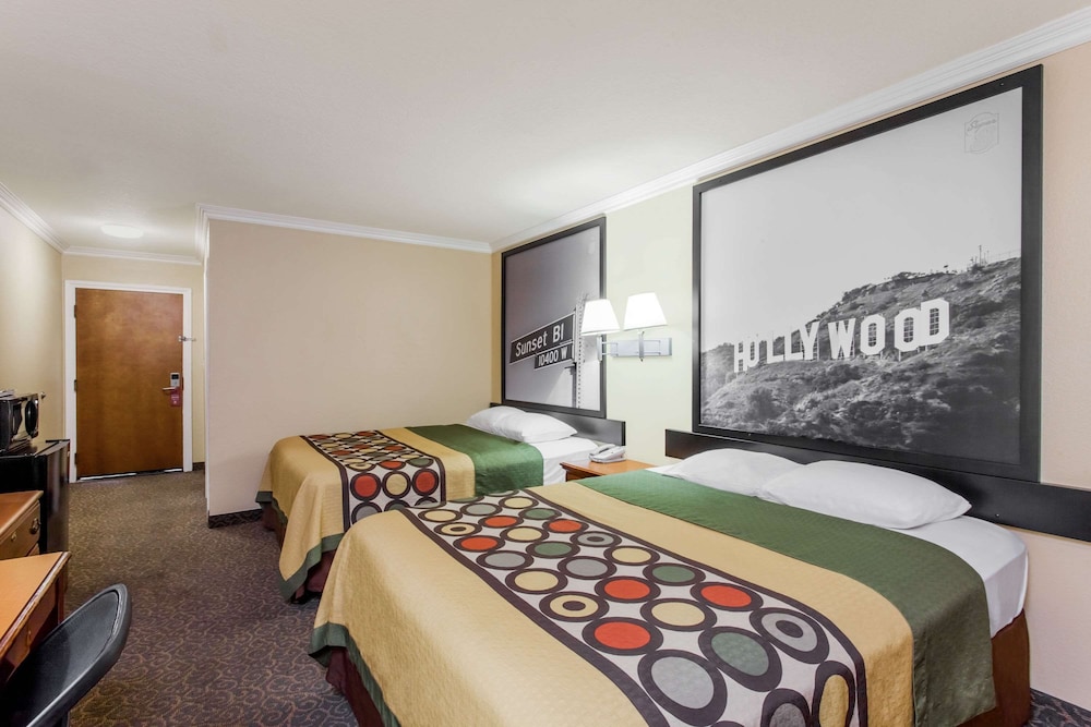 Super 8 by Wyndham Los Angeles Downtown — Hotel rooms in Los Angeles, California