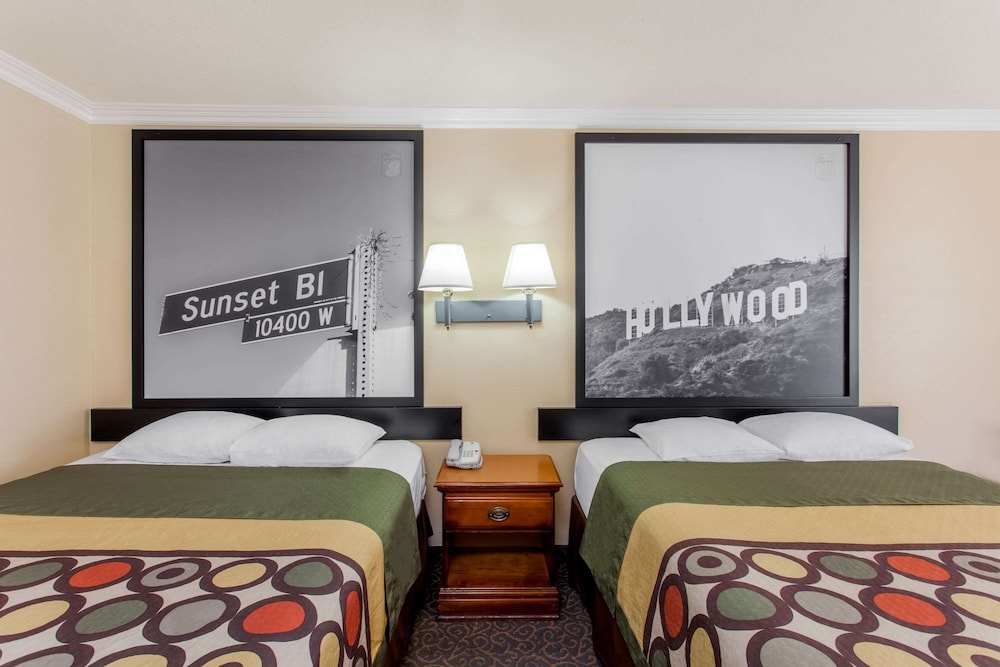 Super 8 by Wyndham Los Angeles Downtown — Hotel rooms in Los Angeles, California