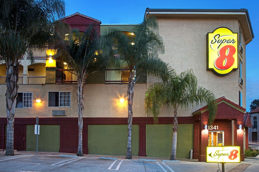 Super 8 by Wyndham Los Angeles Downtown — Hotel building in Los Angeles, California