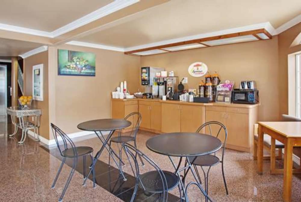 Super 8 by Wyndham Los Angeles Downtown — Restaurant & bars in Los Angeles, California