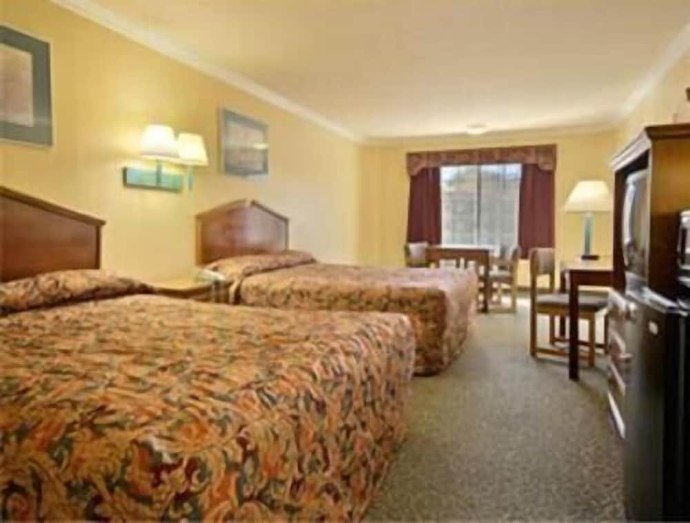 Super 8 by Wyndham Los Angeles Downtown — Hotel rooms in Los Angeles, California