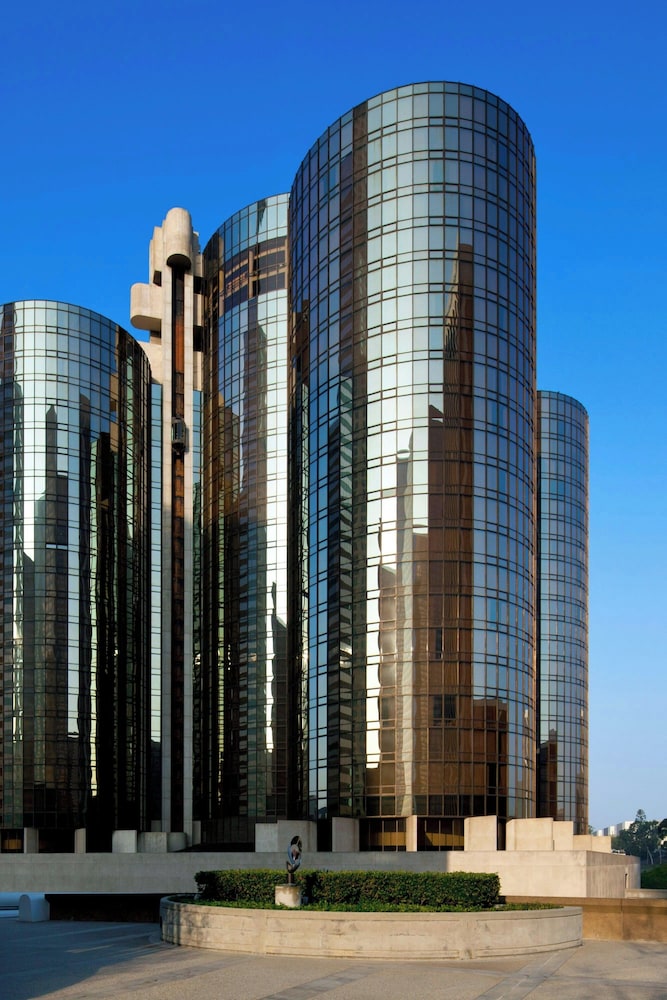 The Westin Bonaventure Hotel and Suites, Los Angeles — Hotel building in Los Angeles, California