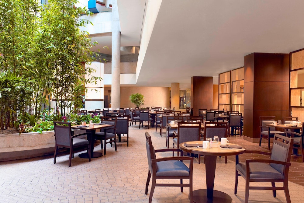 The Westin Bonaventure Hotel and Suites, Los Angeles — Restaurant & bars in Los Angeles, California