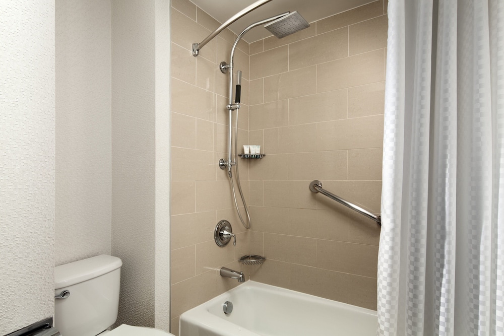 The Westin Bonaventure Hotel and Suites, Los Angeles — Hotel rooms in Los Angeles, California