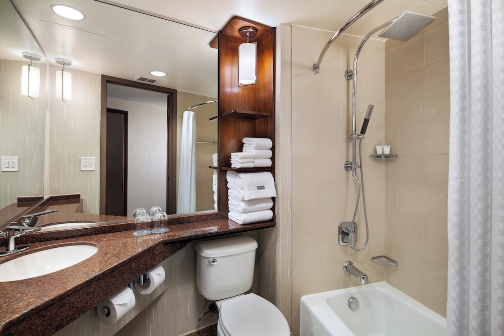 The Westin Bonaventure Hotel and Suites, Los Angeles — Hotel rooms in Los Angeles, California