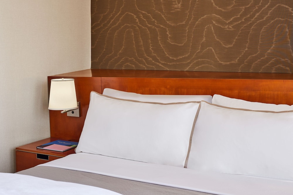 The Westin Bonaventure Hotel and Suites, Los Angeles — Hotel rooms in Los Angeles, California