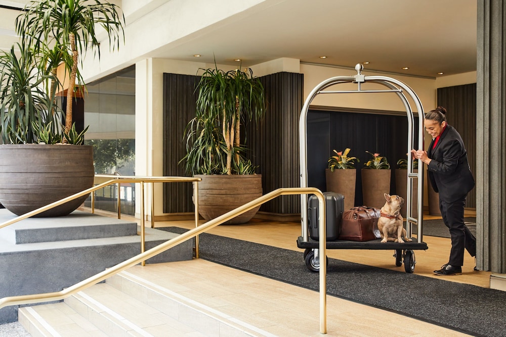 The Westin Bonaventure Hotel and Suites, Los Angeles — Hotel building in Los Angeles, California