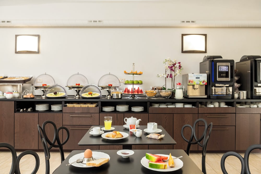 Hotel des Artistes — Restaurant & bars in Rome, Lazio