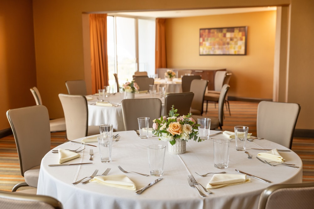 Hotel Angeleno — Restaurant & bars in Los Angeles, California