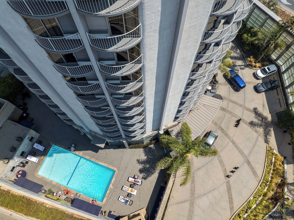 Hotel Angeleno — Hotel building in Los Angeles, California