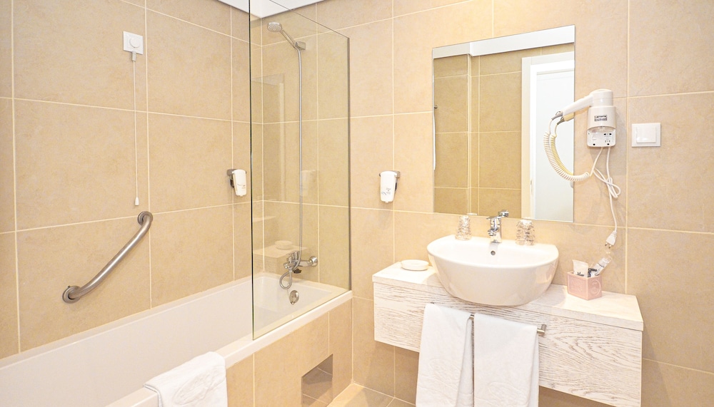 Hotel Solar do Bom Jesus — Hotel rooms in Santa Cruz, Madeira