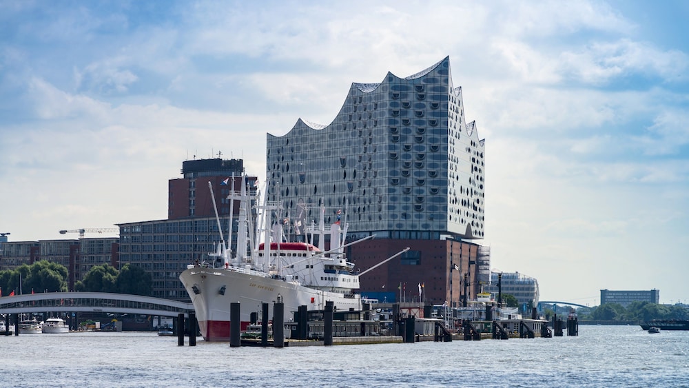 Holiday Inn Hamburg - City Nord by IHG — Hotel building in Hamburg, Hamburg