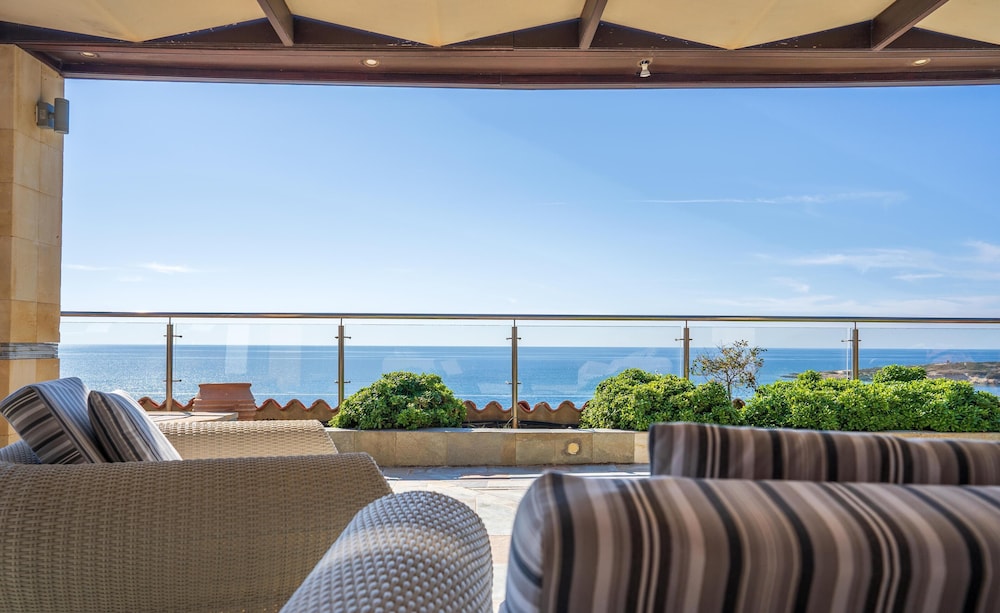 Coral Beach Hotel and Resort — Restaurant & bars in Peyia, Paphos Region