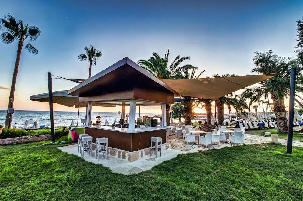 Coral Beach Hotel and Resort — Restaurant & bars in Peyia, Paphos Region