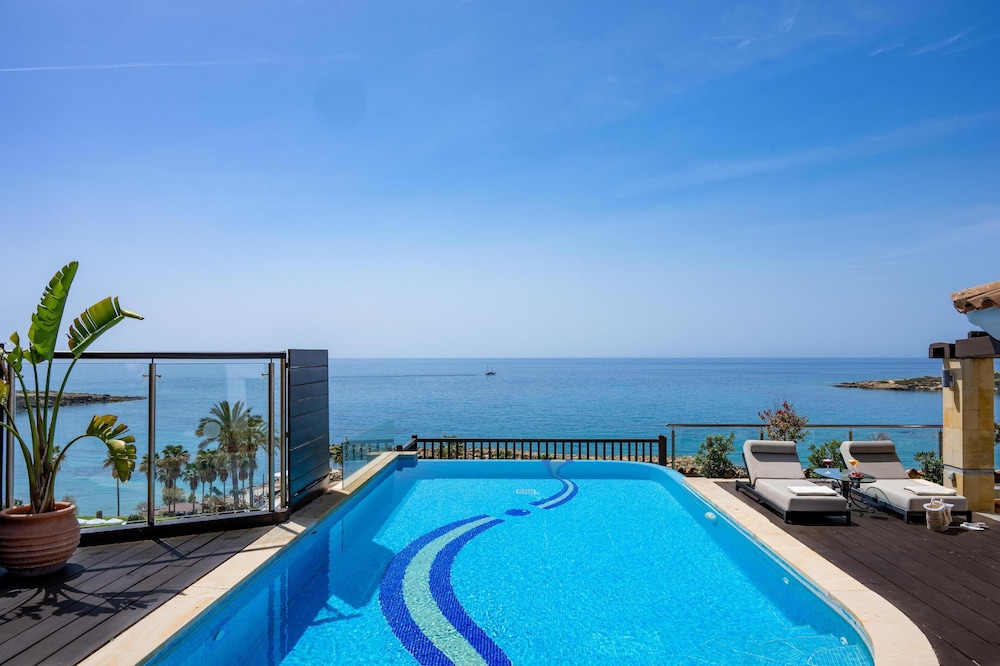 Coral Beach Hotel and Resort — Swimming pool in Peyia, Paphos Region