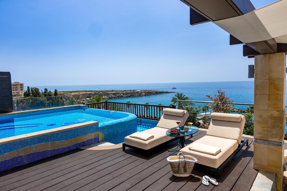 Coral Beach Hotel and Resort — Swimming pool in Peyia, Paphos Region