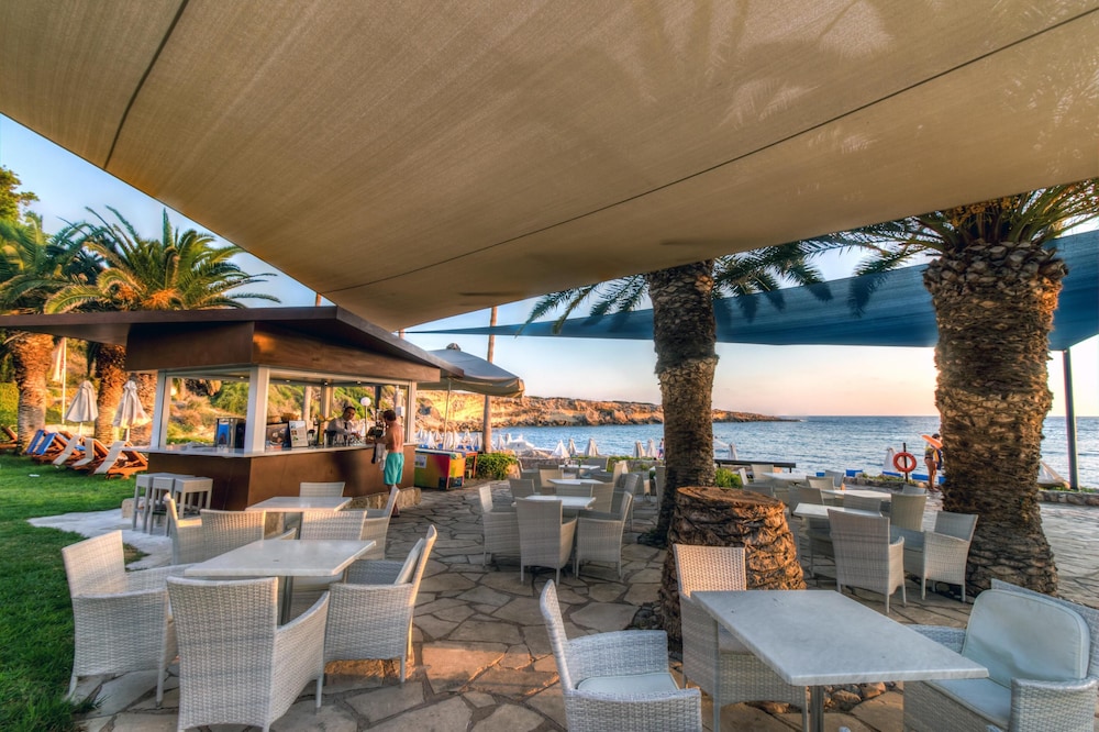 Coral Beach Hotel and Resort — Restaurant & bars in Peyia, Paphos Region