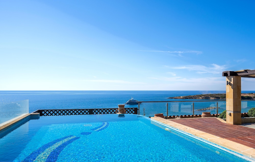 Coral Beach Hotel and Resort — Swimming pool in Peyia, Paphos Region