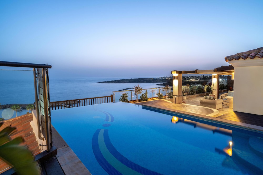 Coral Beach Hotel and Resort — Swimming pool in Peyia, Paphos Region