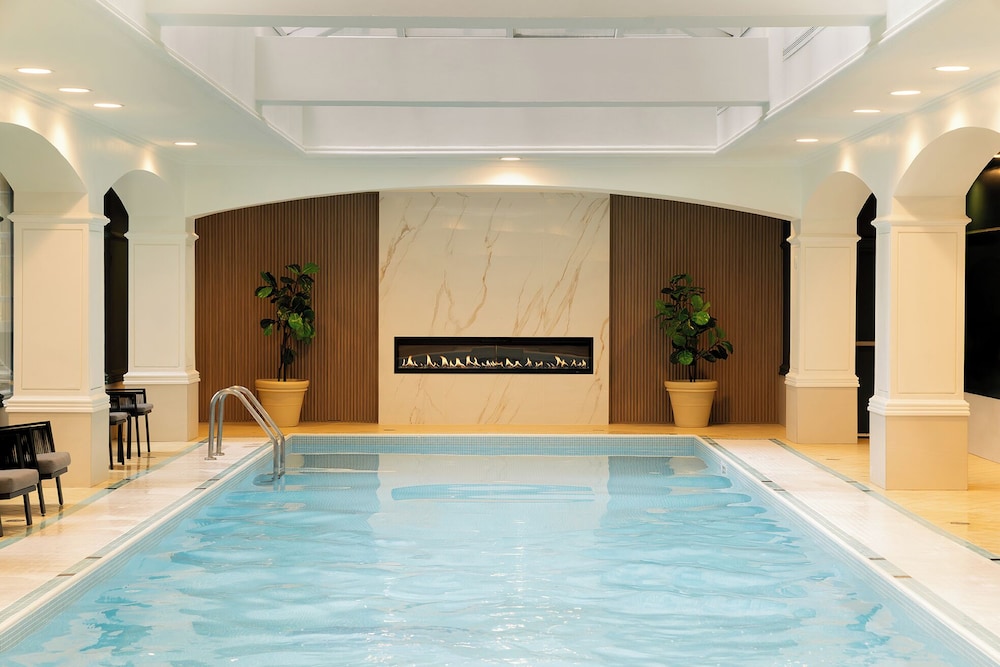 Fairmont Royal York — Swimming pool in Toronto, Ontario