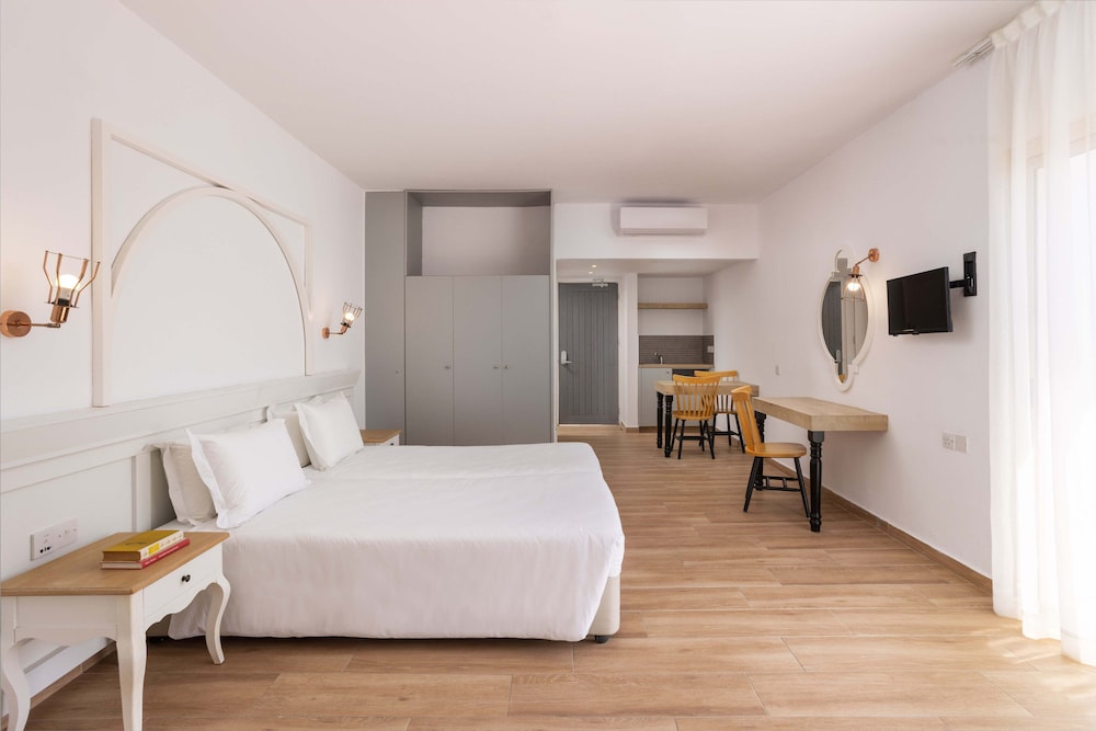 Atlantica Akteon — Hotel rooms in Chlorakas, Paphos Region
