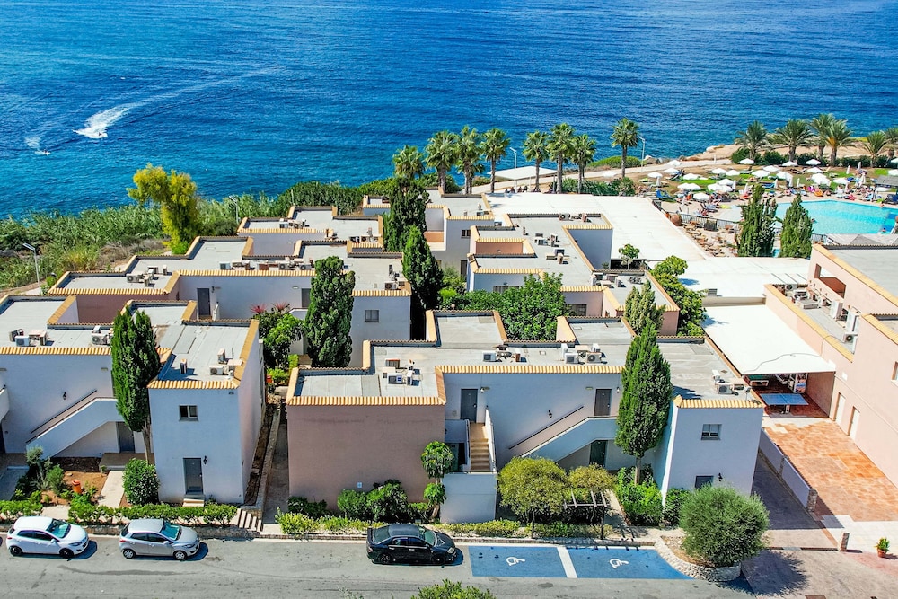 Atlantica Akteon — Hotel building in Chlorakas, Paphos Region
