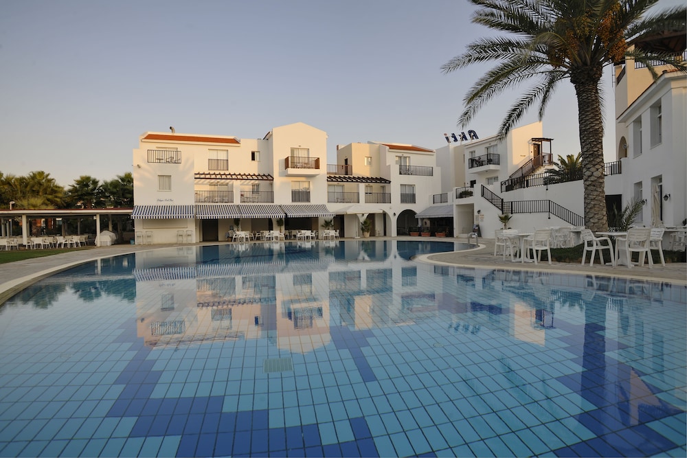 Akti Beach Village Resort — Swimming pool in Chlorakas, Paphos Region