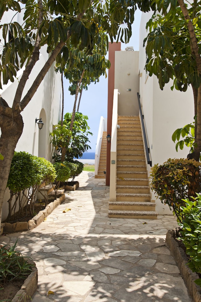Akti Beach Village Resort — Hotel building in Chlorakas, Paphos Region