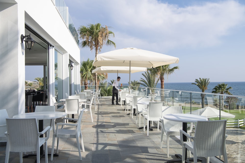 Akti Beach Village Resort — Restaurant & bars in Chlorakas, Paphos Region