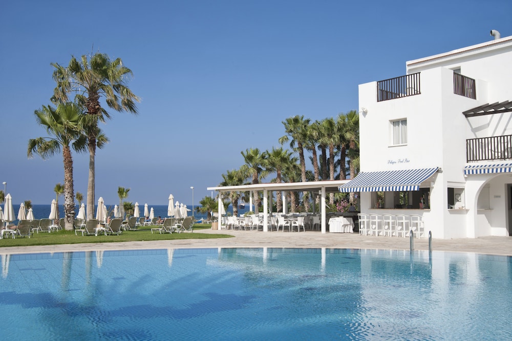 Akti Beach Village Resort — Swimming pool in Chlorakas, Paphos Region