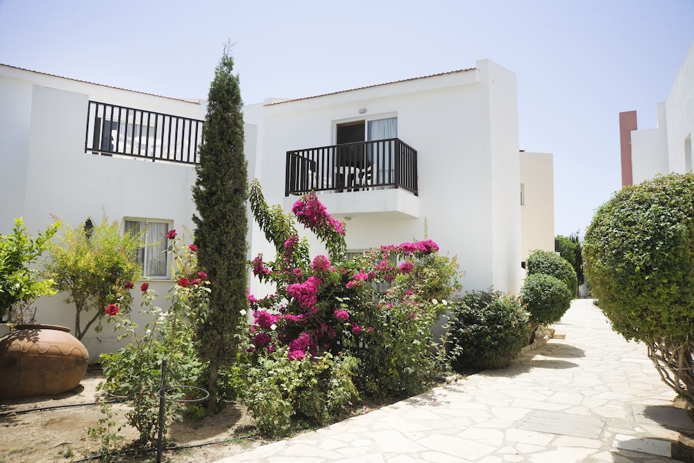 Akti Beach Village Resort — Hotel building in Chlorakas, Paphos Region