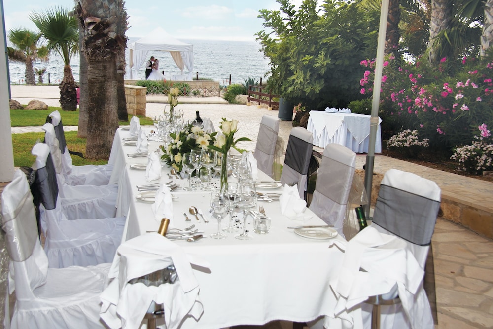 Akti Beach Village Resort — Restaurant & bars in Chlorakas, Paphos Region