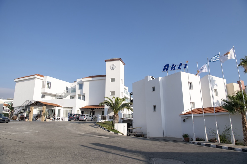 Akti Beach Village Resort — Hotel building in Chlorakas, Paphos Region