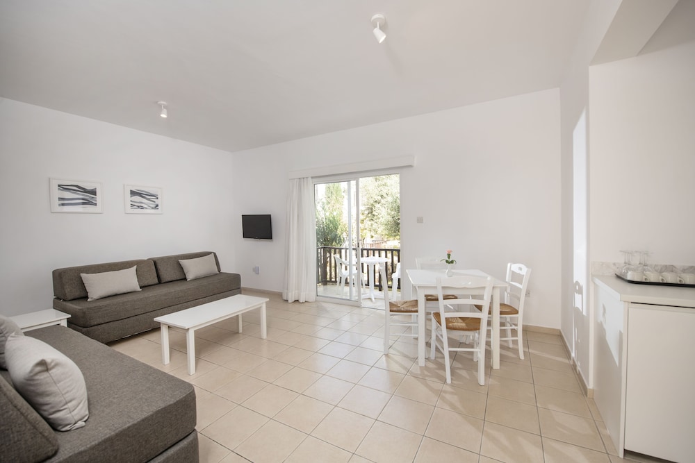 Akti Beach Village Resort — Hotel rooms in Chlorakas, Paphos Region