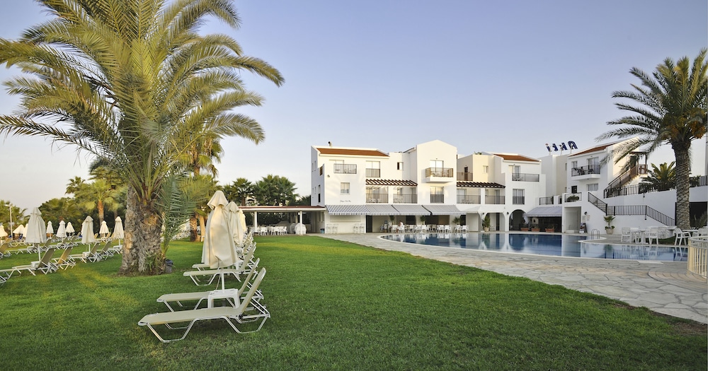 Akti Beach Village Resort — Swimming pool in Chlorakas, Paphos Region