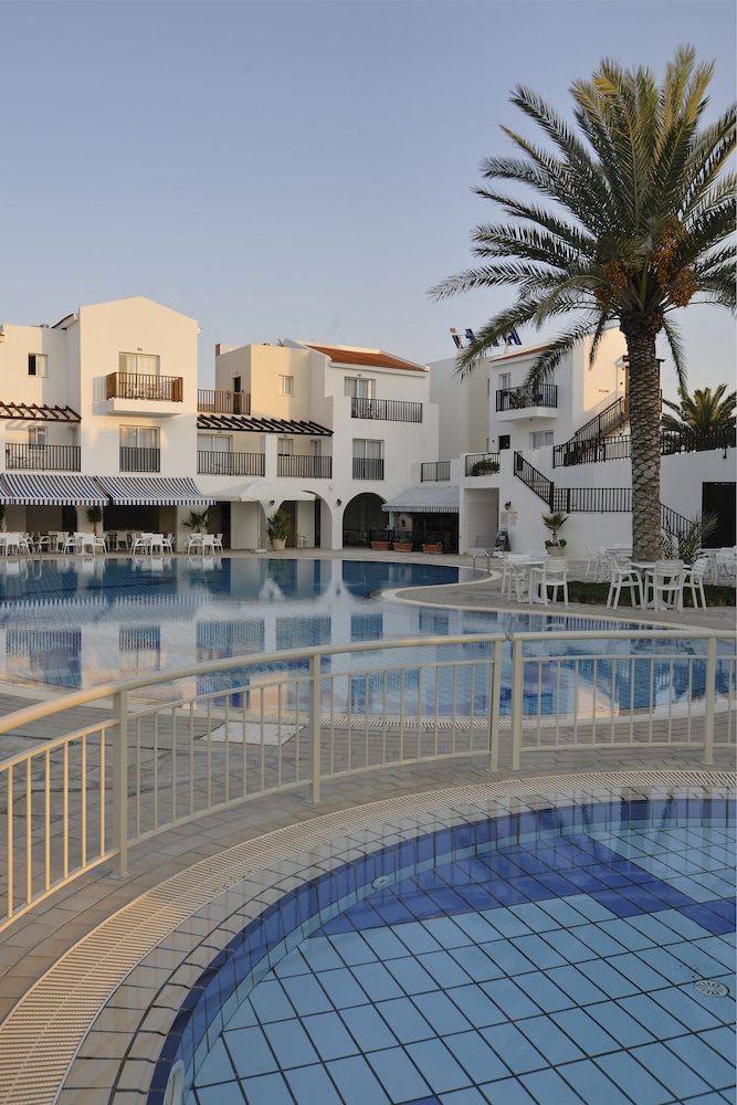 Akti Beach Village Resort — Swimming pool in Chlorakas, Paphos Region
