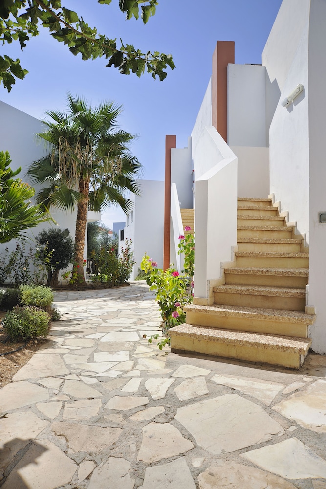 Akti Beach Village Resort — Hotel building in Chlorakas, Paphos Region
