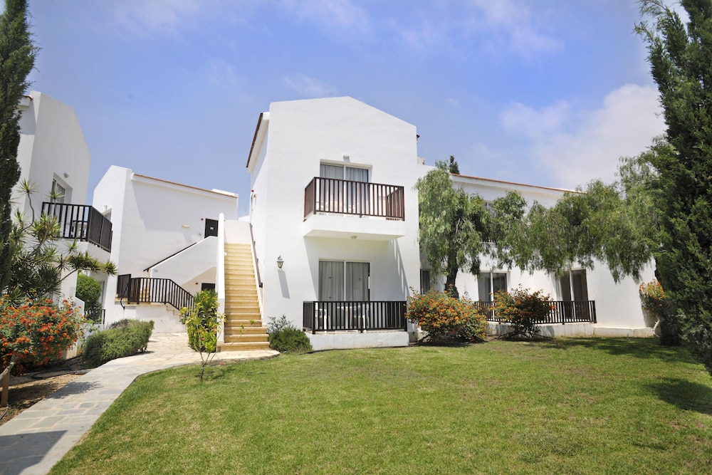 Akti Beach Village Resort — Hotel building in Chlorakas, Paphos Region