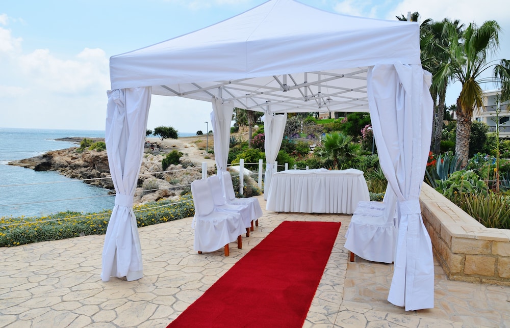 Akti Beach Village Resort — Hotel building in Chlorakas, Paphos Region