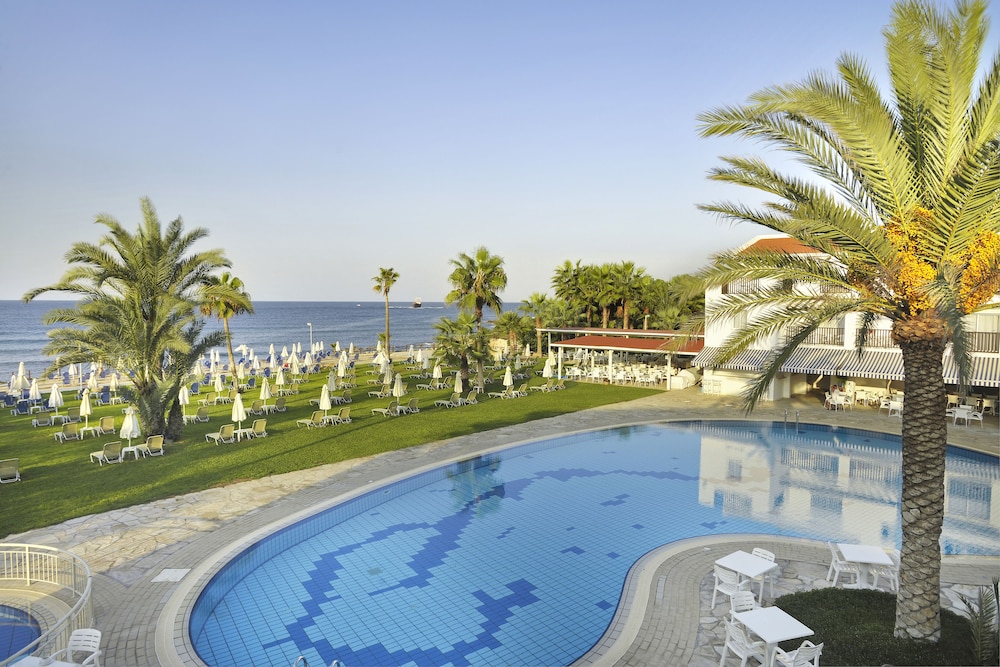 Akti Beach Village Resort — Swimming pool in Chlorakas, Paphos Region