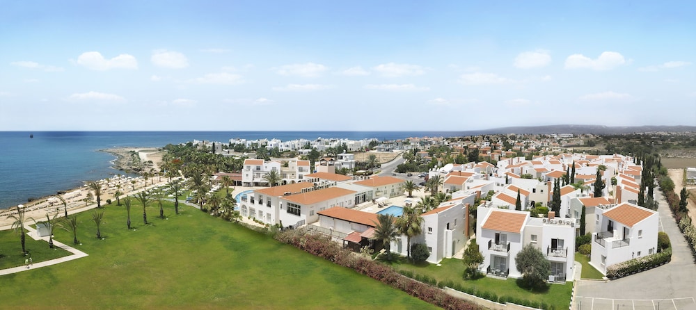 Akti Beach Village Resort — Hotel building in Chlorakas, Paphos Region
