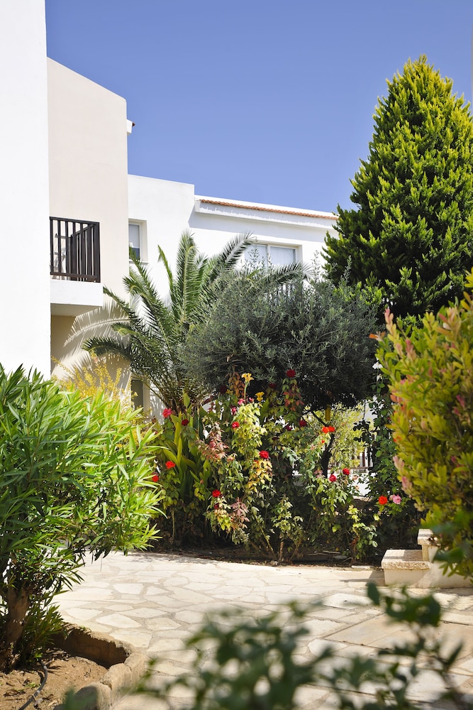 Akti Beach Village Resort — Hotel building in Chlorakas, Paphos Region