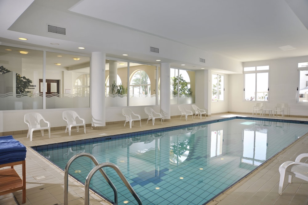 Akti Beach Village Resort — Swimming pool in Chlorakas, Paphos Region