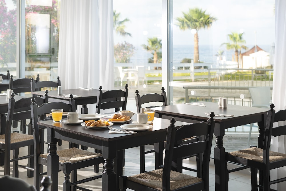 Akti Beach Village Resort — Restaurant & bars in Chlorakas, Paphos Region