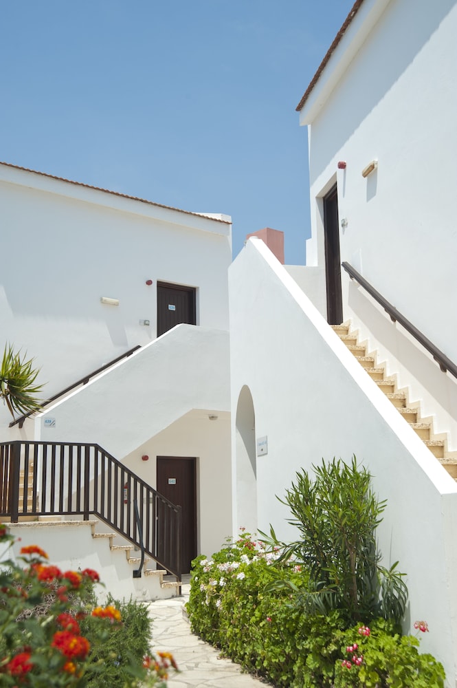 Akti Beach Village Resort — Hotel building in Chlorakas, Paphos Region
