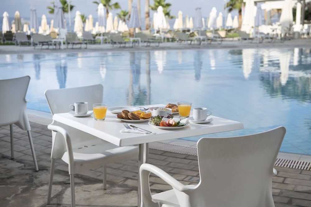 Akti Beach Village Resort — Swimming pool in Chlorakas, Paphos Region