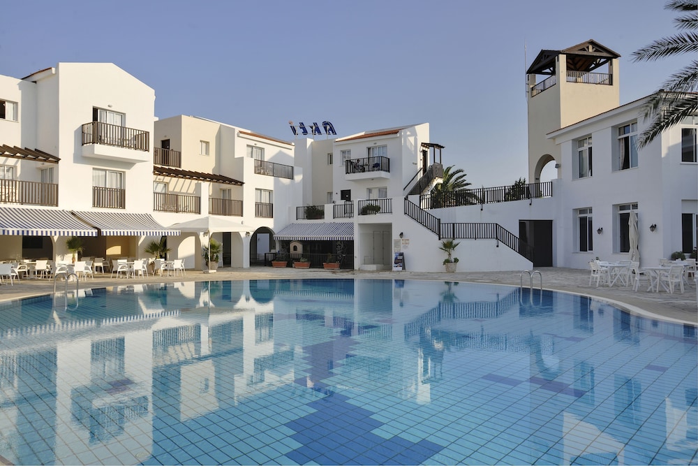 Akti Beach Village Resort — Swimming pool in Chlorakas, Paphos Region