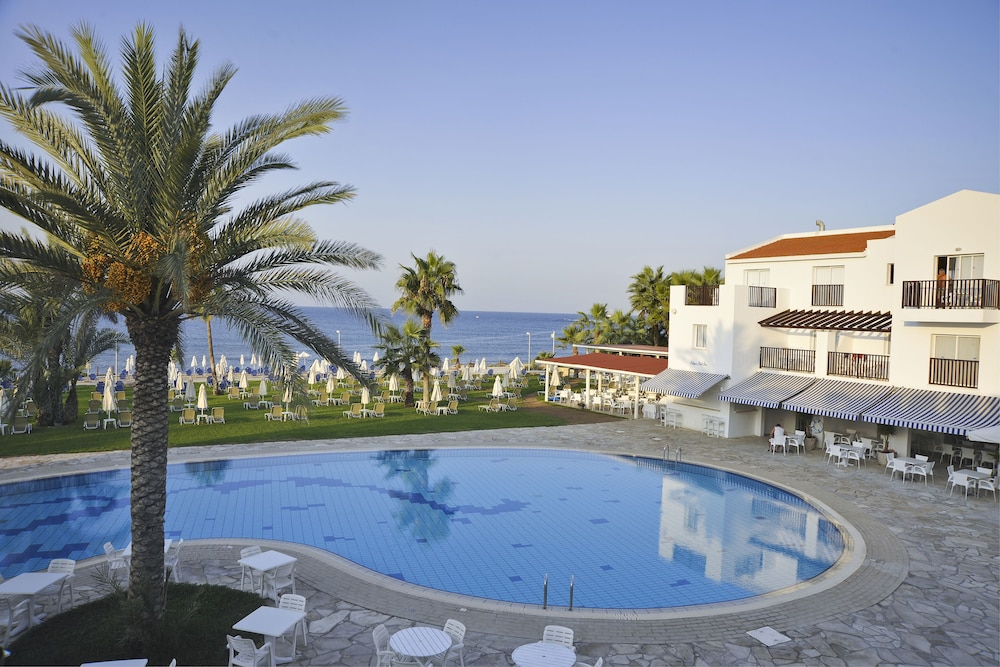 Akti Beach Village Resort — Swimming pool in Chlorakas, Paphos Region