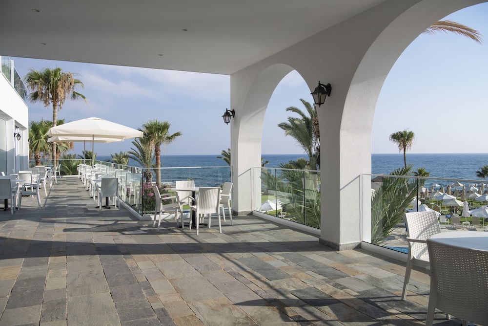 Akti Beach Village Resort — Restaurant & bars in Chlorakas, Paphos Region